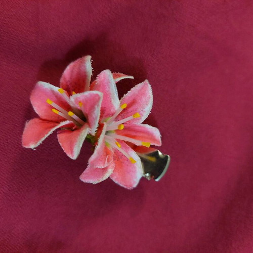 Hair clip used with pink flowers