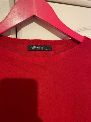 Red pullover like new, ML