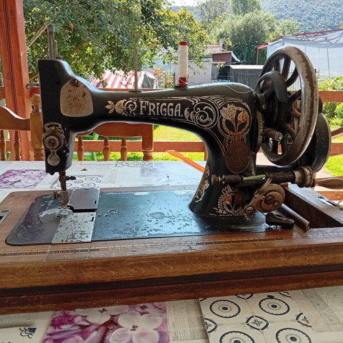 Manual tabletop sewing machine, 100-year-old German