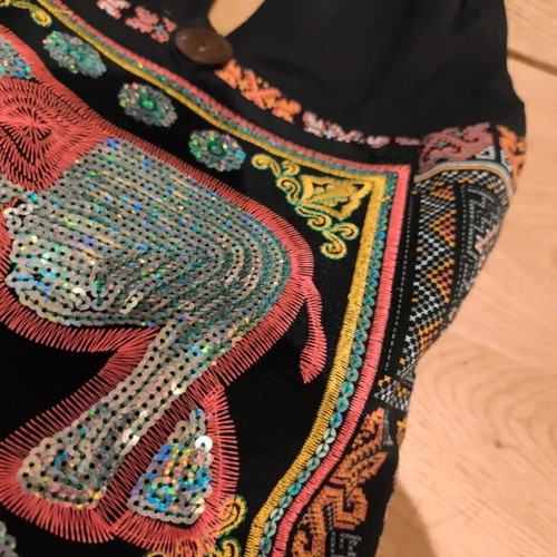 Embroidered shoulder bag like new, black multicolor