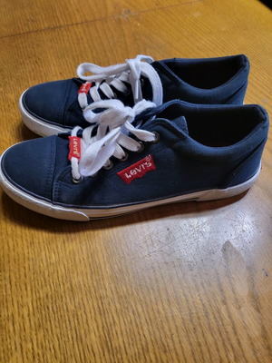 Levi's canvas sneakers like new, size 37