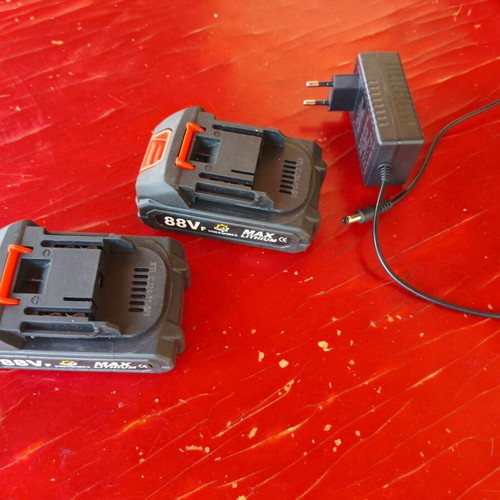 Violeworks 88VF Max 21V Battery Set with Charger like new