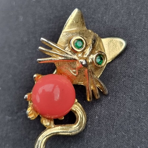 Cat brooch vintage