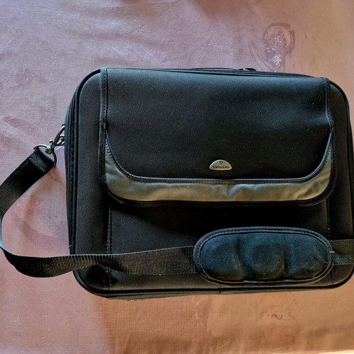 Samsonite laptop bag for 17-inch computer new, black
