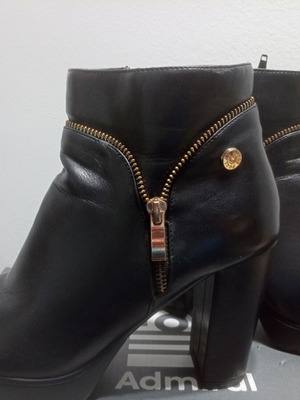 Fullah Sugah ankle boots size 39 like new, black