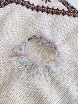 Βραχιόλι λιλά και ροζ φουντωτό από καουτσούκ και νήμα made-to-order