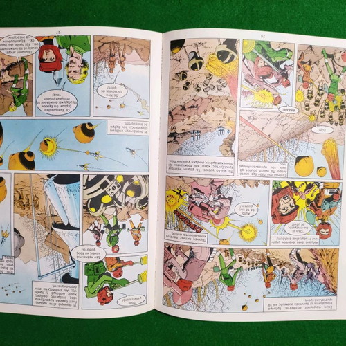 Oi Theoi Apo To Diastima No3 comic book by Erich von Däniken