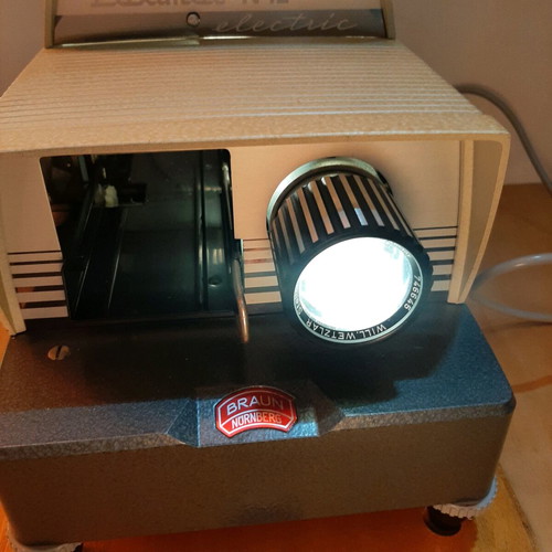Braun Paximat N12 slide projector like new with case