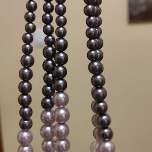 Impressive necklace with three rows of pearls new in white and gray