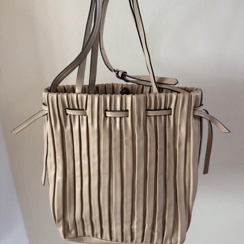 Zara bucket bag used, cream shoulder with magnetic closure