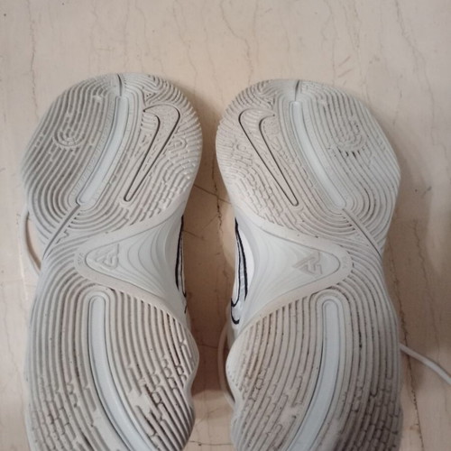 Nike Giannis 4 basketball shoes used, size 42, white