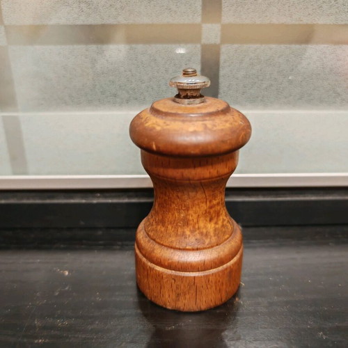 Peugeot pepper grinder used, vintage