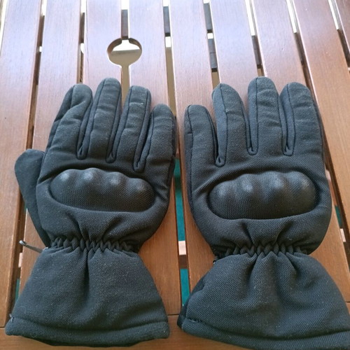 Motorcycle gloves black color like new with leather lining and knuckle protection