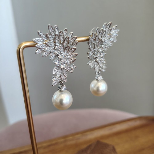 Silver plated earrings with pearls and zirconia