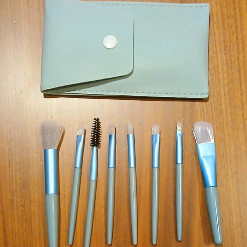 Makeup brush set new 8 pcs with carrying case