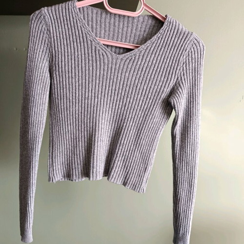 Ribbed crop top grey with V neckline and long sleeves like new