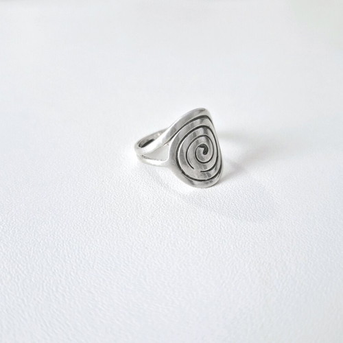 Silver s9.25 ring like new, silver color