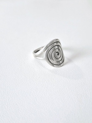 Silver s9.25 ring like new, silver color