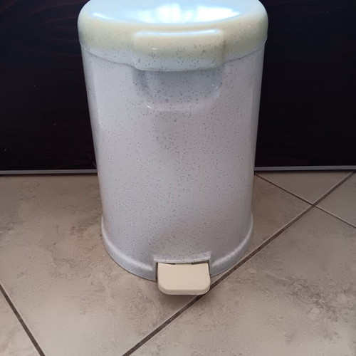 Trash bin used