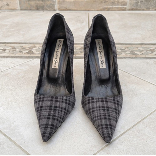 Excellent Ladies Shoes Gray Black Plaid Pumps size 35 like new