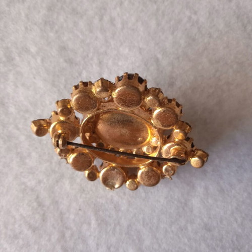 Vintage brooch with brown stones and gold tone