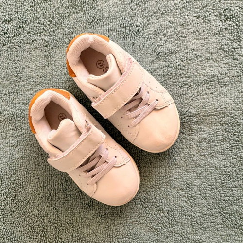 Casual low athletic shoes used for baby boy size 22 white