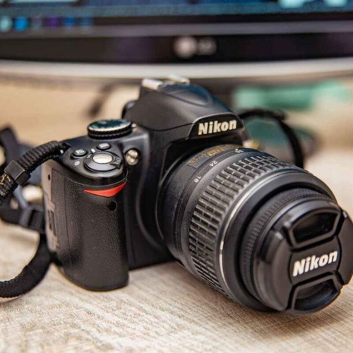 Nikon D3000 kit 18-55mm VR camera like new