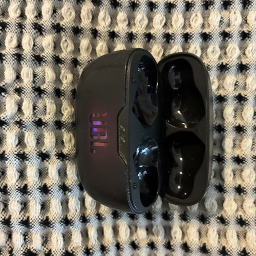 JBL Charging Case used, black, USB C port, without earbuds