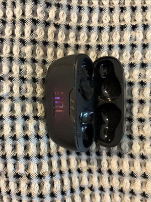 JBL Charging Case used, black, USB C port, without earbuds