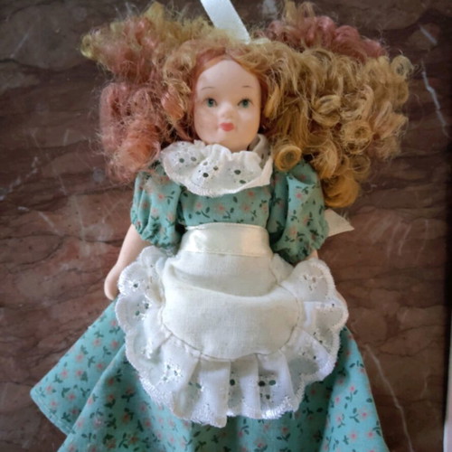 Porcelain doll used about 15cm with magazine