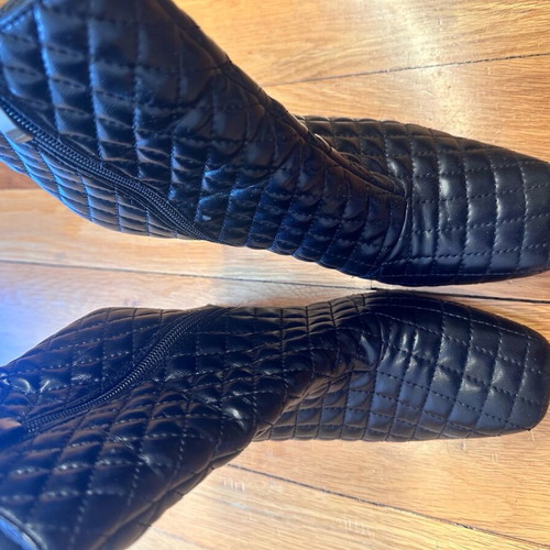 Black quilted synthetic leather ankle boots like new, size 39