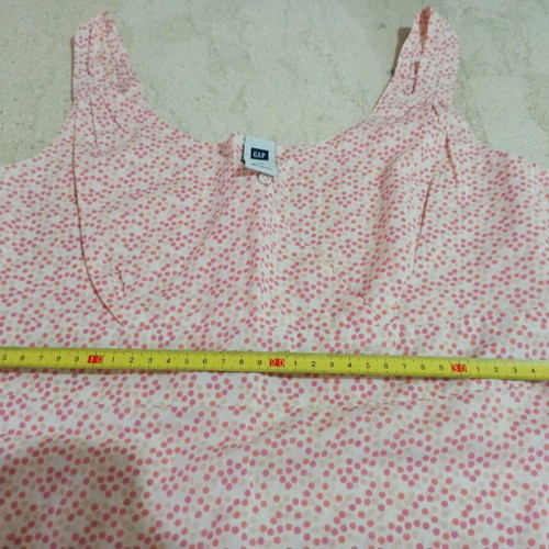 Gap t-shirt like new, size S with zipper on left side