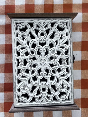 Retro key holder
