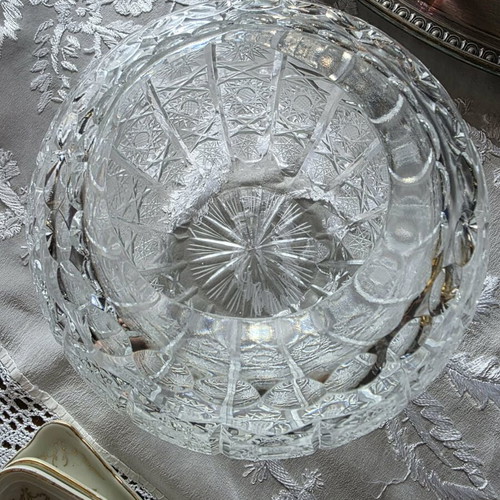 Vintage crystal bowl like new with intricate cut designs