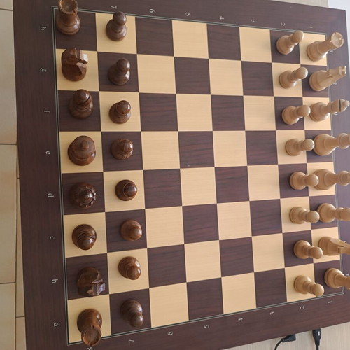 Electronic chessboard like new with walnut wood and carrying case