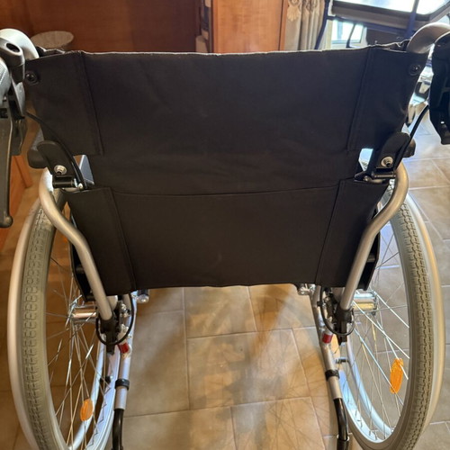 Folding wheelchair, lightweight and durable