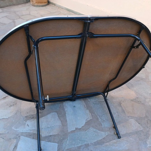 Outdoor folding table like new, metal construction, seats 6