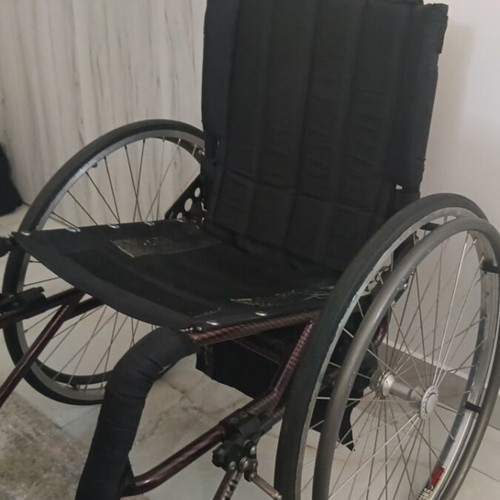 Carbon fiber folding wheelchair with quick-release wheels