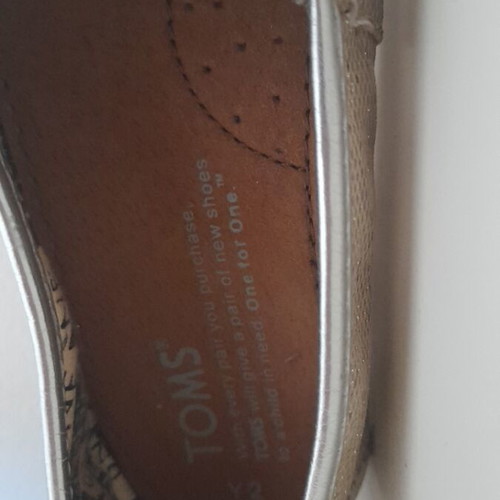 Παπούτσια Toms Y 2 νούμερο 34 ασημί σαν καινούργια