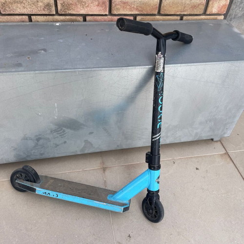 Madd Gear Carve Rookie Freestyle Scooter used, ages 4-7 with helmet gift