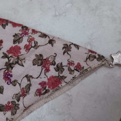 Scarf triangular shape like new, beige and red