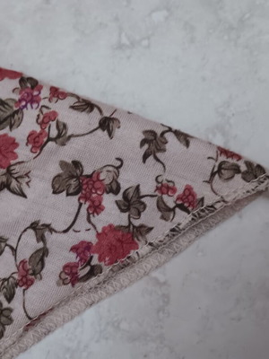 Scarf triangular shape like new, beige and red