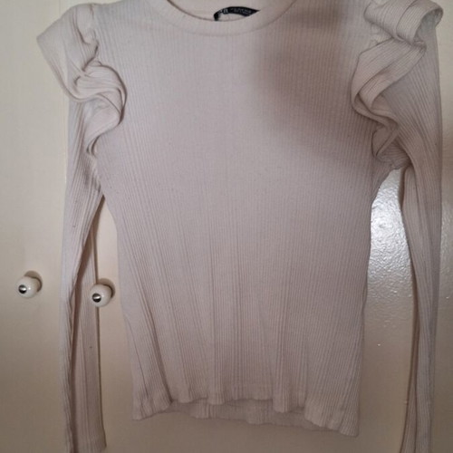 Ribbed knitted blouse with ruffles on shoulders Zara used, white, size M