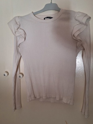 Ribbed knitted blouse with ruffles on shoulders Zara used, white, size M