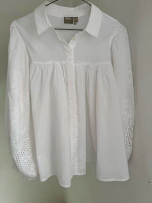 White Asos shirt wide with puff sleeves and embroidery like new
