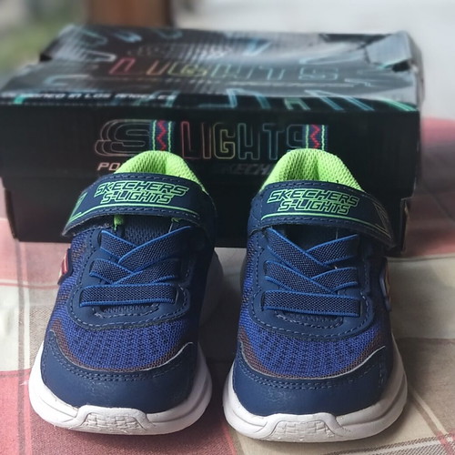 Skechers boys' athletic shoes with lights like new, size 23