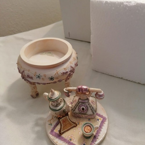 Decorative mini antique-style table pink new with space for jewelry