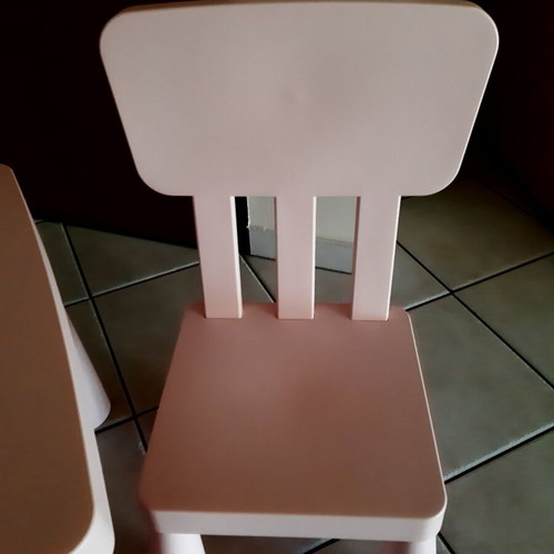 Children's table set with 2 chairs like new