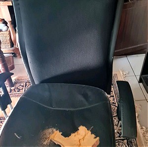 Διευθυντική καρέκλα γραφείου με φθαρμένο το ύφασμα στο κάθισμα