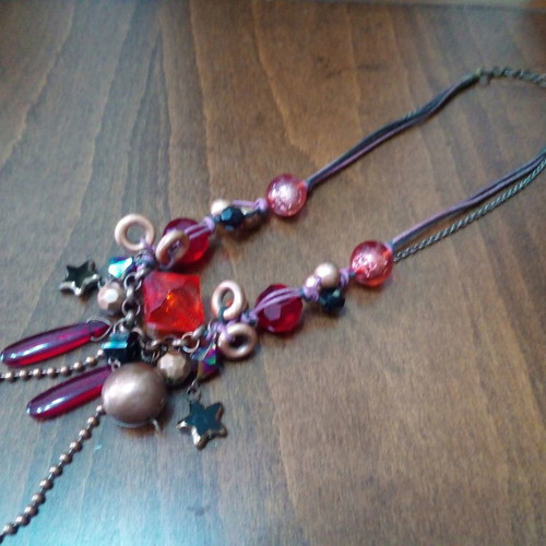 Alternative long necklace with red beads used